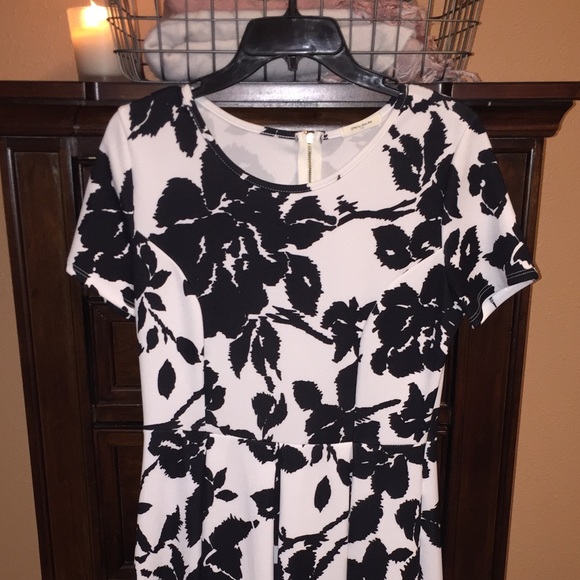 JessKae.com black/white floral dress - Picture 3 of 3